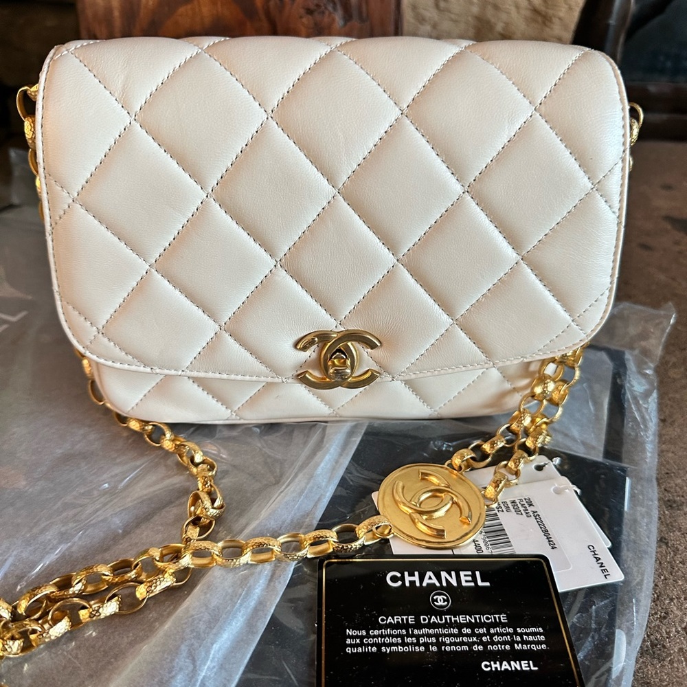 🚫SOLD🚫Auth. Chanel 2020 Lambskin flap w logo chain - Picture 4 of 14
